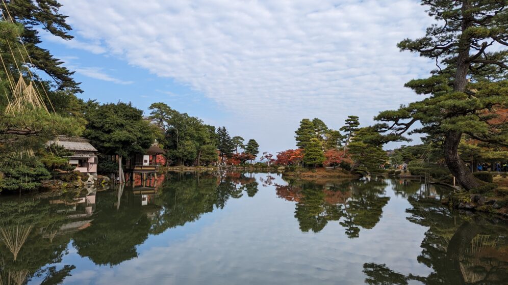 The exquisite pond welcomes the visitors of Kenrokuen garden