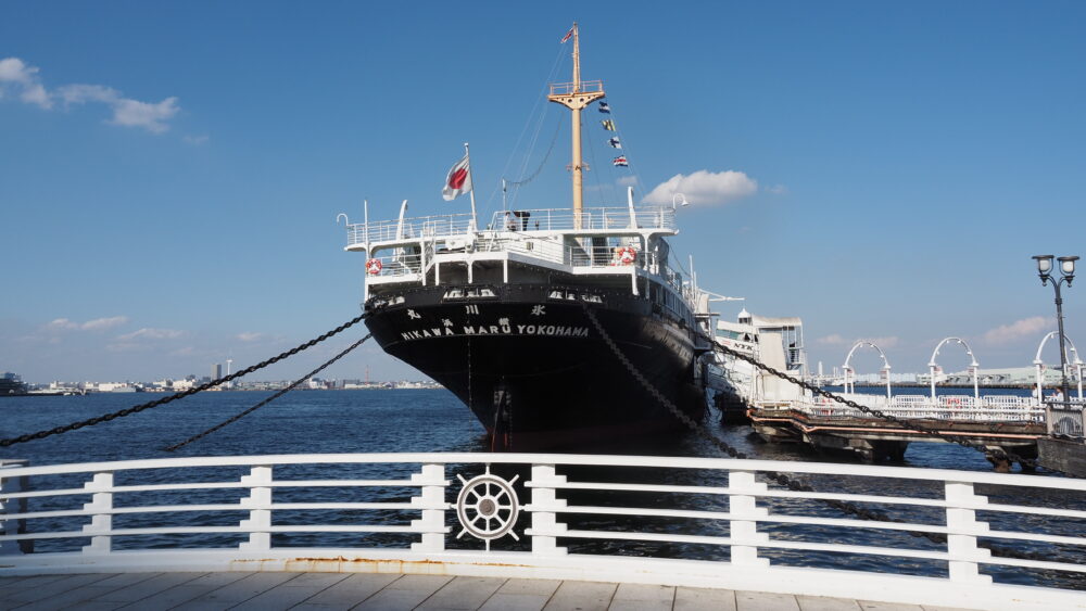 Hikawamaru with a white bridge