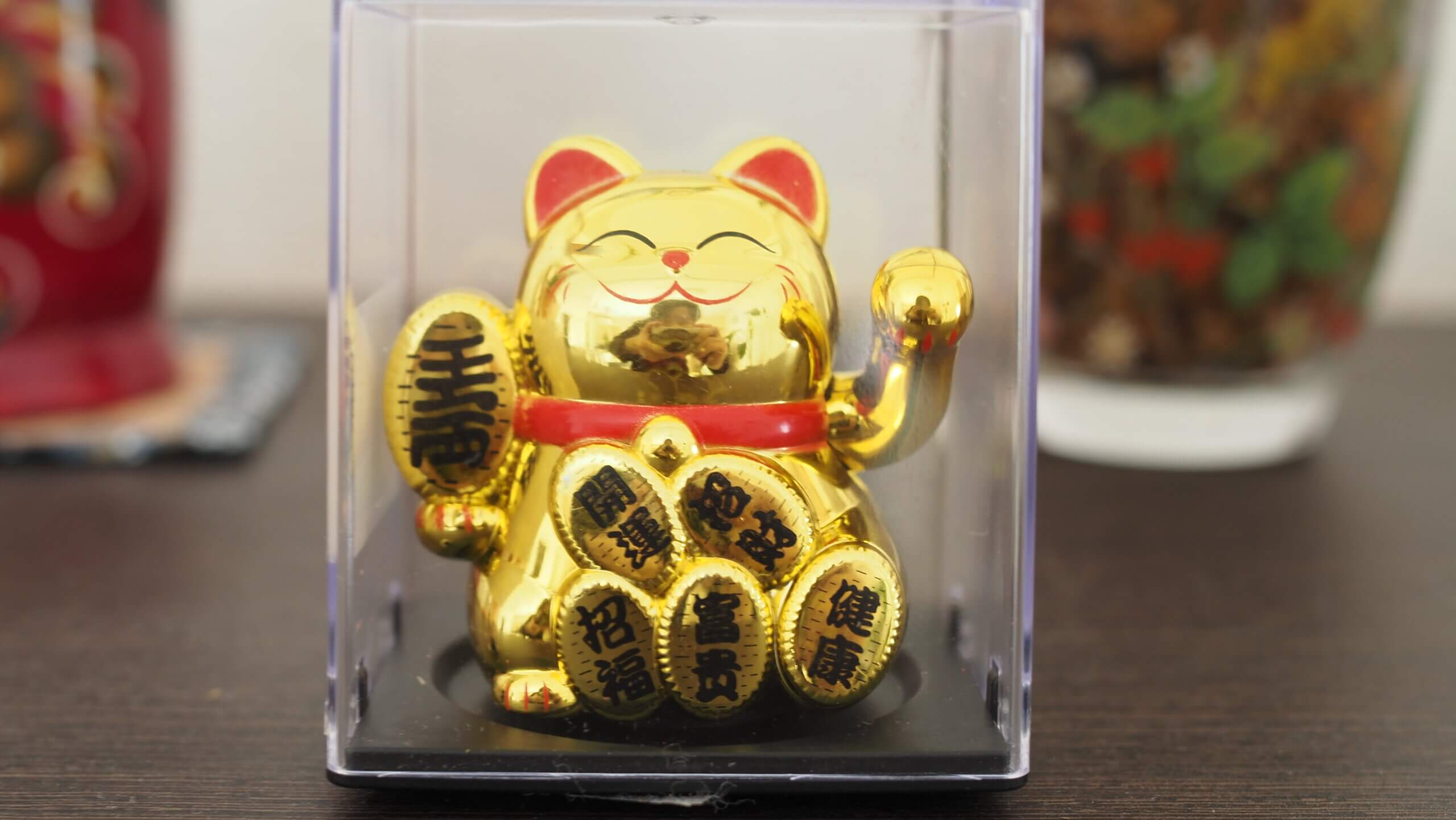 "Manekineko" brings luck with money